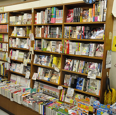 レーベルも著者も関係なく並べられた往来堂書店のコミックの棚。だからこそずっと見ていても飽きがくることがない。