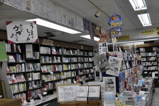 店内には、たくさんの漫画家の直筆イラストが飾られている。長時間いたいと思う空間だ。