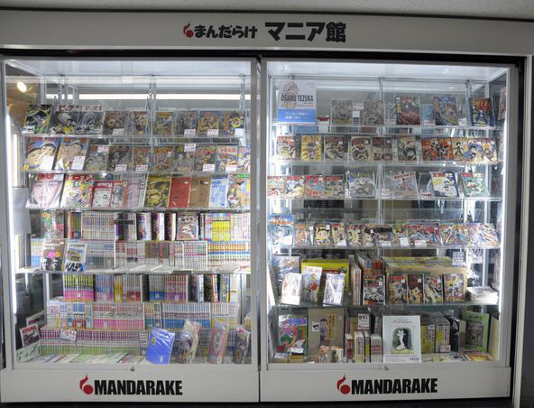 マニア館には、ビンテージマンガや昭和のマンガ雑誌などが数多く販売されている。