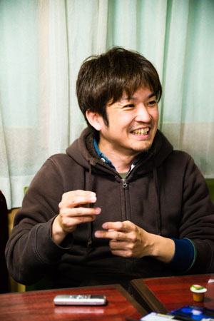 こんな怖いマンガを描いているのに、さわやかな笑顔で語る村瀬先生。