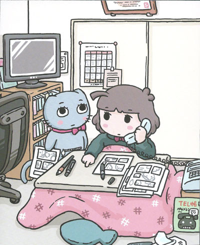 少女漫画家のヤコとロボットアシスタントのポコ。こたつが仕事机なところにもヤコらしさが。