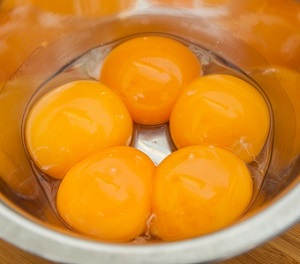 作中のバジリスクの卵は大きいので、鶏卵の黄身を5個使いました！
