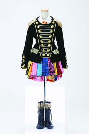 「第2回選抜総選挙」で大島優子が初の1位を獲得しリリースされた17thシングル「ヘビーローテーション」の衣装。ナポレオン風ジャケットにポップなスカートを合わせる衣装は、その後のAKB48のイメージにもつながった。