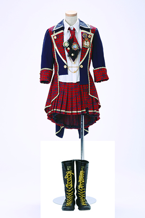 13thシングル「言い訳Maybe」は、記念すべき「第1回選抜総選挙」で1位に選ばれた前田敦子がセンターを務めた楽曲。「総選挙」ということで、内閣誕生時の階段での記念撮影をイメージして“AKB48の正装”衣装が制作された。