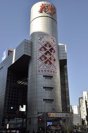 東京は渋谷の中心にそびえる「SHIBUYA109」。その下あたりにはなんだか人だかりが……？